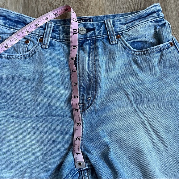 A&F | annie girlfriend high rise distressed raw hem size 25/ 0R - Picture 7 of 7